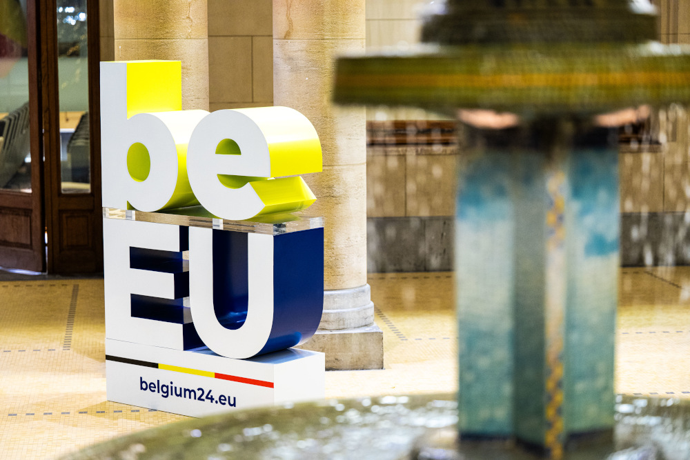 Logo des belgischen EU-Ratsvorsitzes 2024 im Palais Royal in Brüssel