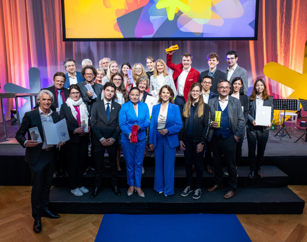 Europaministerin Karoline Edtstadler (in der Bildmitte) mit den Preisträgerinnen und Preisträgern in den 5 Kategorien des Europa-Staatspreises 2024